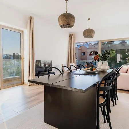 Spacious Vacation Home Near The Beach In Central Limassol All Yours